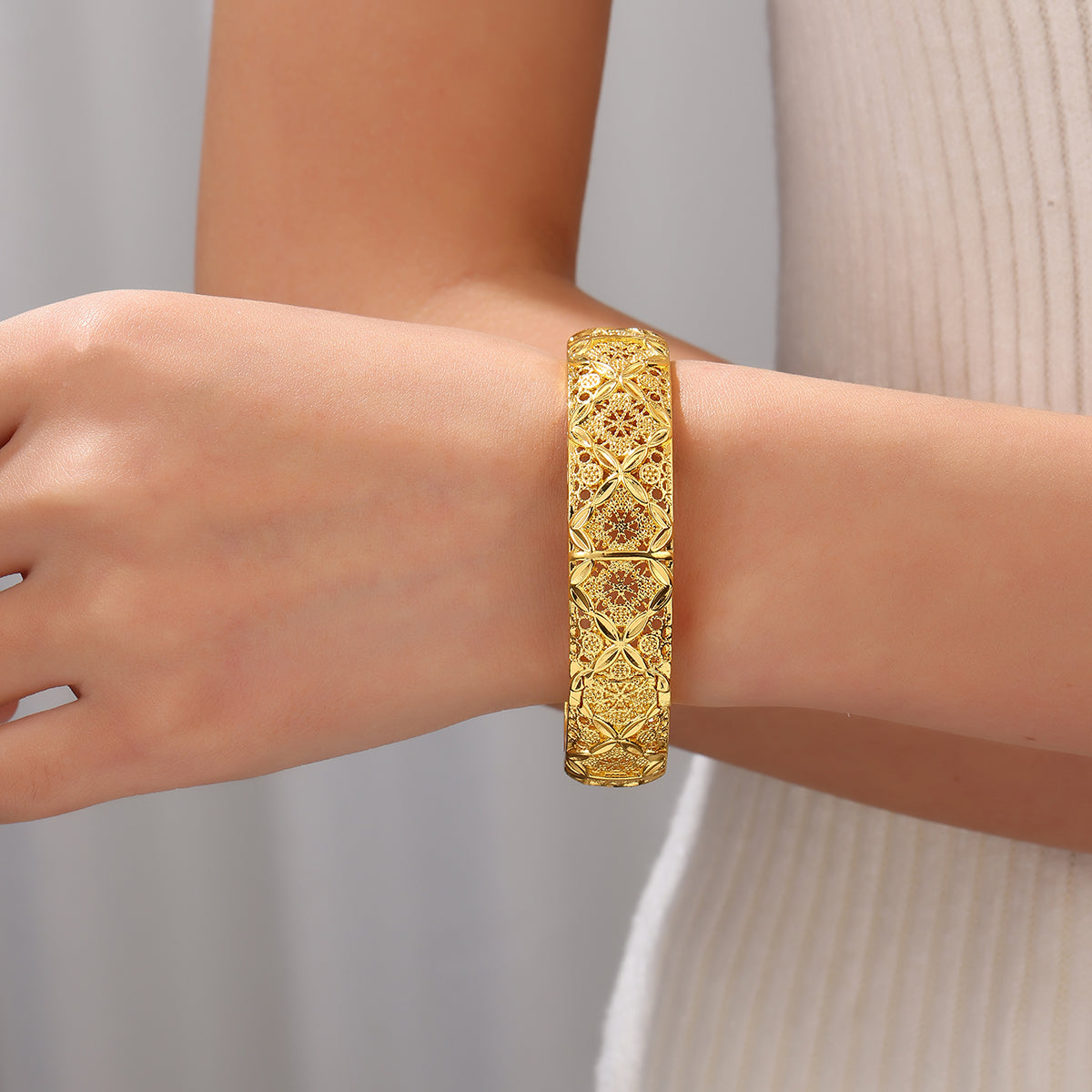 Royal Filigree Bangle 18k Gold